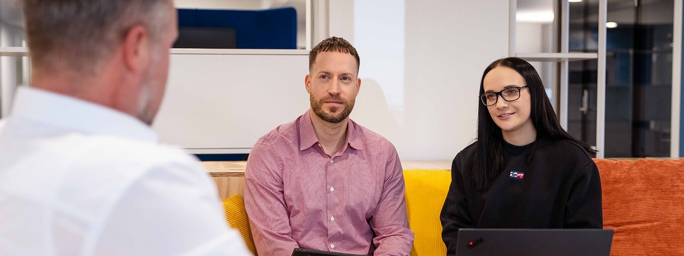 Drei Kollegen in einer Besprechung