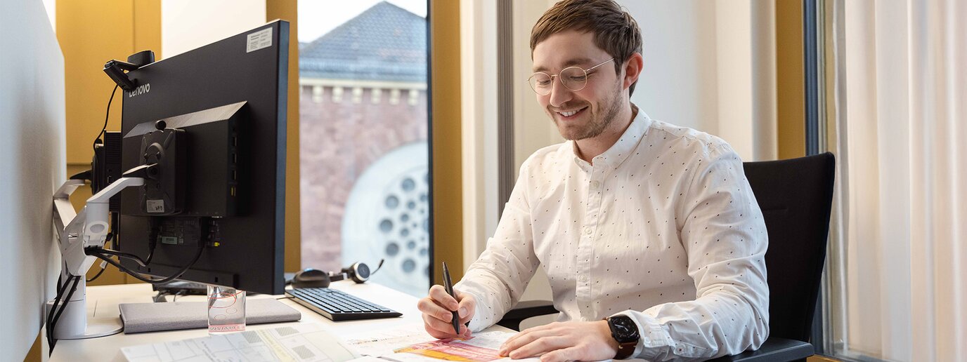 Mitarbeiter am Schreibtisch