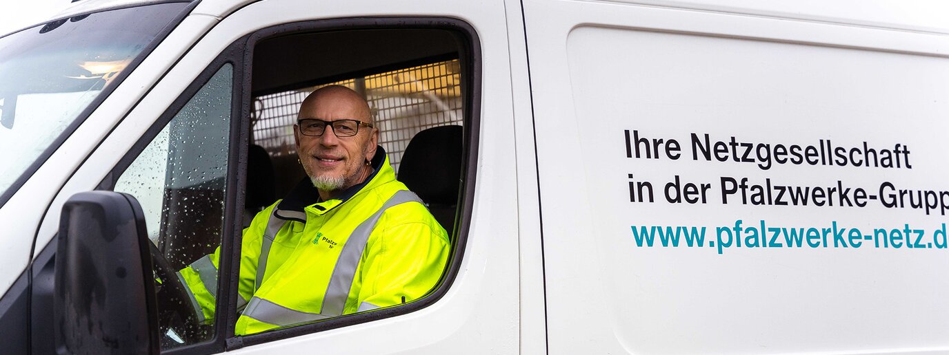 Kollege im Kabelwagen 